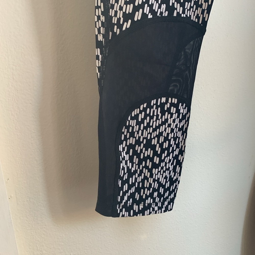NIKE DRI-FIT WOMENS CAPRI YOGA/LEGGINGS BLACK &‎ WHITE W/MESH ACCENT SIZE SMALL - Picture 5 of 10